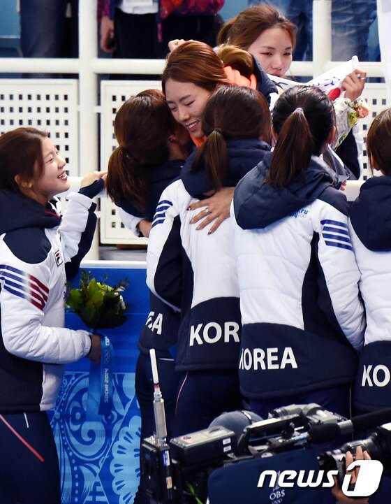 본문 이미지 - 대한민국 여자 쇼트트랙 계주 대표팀(심석희,박승희,김아랑,조해리,공상정)이 18일(한국시간) 러시아 소치 해안 클러스터 아이스버그 스케이팅 팔라스 경기장에서 열린 여자 계주 3,000m 결선 경기에서 금메달을 차지 했다. '빙속여제' 이상화가 금메달 레이스를 펼친 쇼트트랙 선수들을 끌어안고 있는 뒤로 박승희의 언니인 빙속의 박승주가 눈물을 닦고 있다.2014.2.18/뉴스1 © News1   (소치(러시아)=뉴스1) 이동원 기자