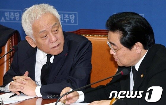 본문 이미지 - 민주당 김한길 대표와 전병헌 원내대표가 19일 오전 서울 여의도 국회에서 열린 최고위원회의에서 대화를 나누고 있다. 김 대표는 이 자리에서 오는 25일 박근혜정부 출범 1주년을 맞아 