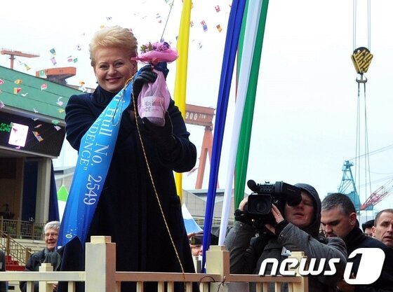본문 이미지 - 달리아 그리바우스카이테 리투아니아 대통령이 2014년 2월 울산 현대중공업에서 열린 LNG-FSRU 명명식에서 선박에 '인디펜던스'호로 이름을 부여하고 세리머니를 하고 있다.. ⓒ News1