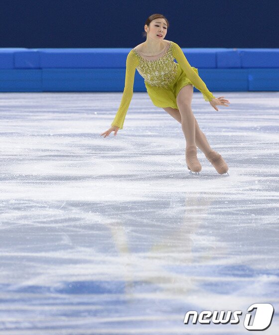 본문 이미지 - &#39;피겨여왕&#39; 김연아가 20일&#40;한국시간&#41; 러시아 소치 해안 클러스터 아이스버그 스케이팅 팔라스 경기장에서 열린 피겨 스케이팅 여자 싱글 쇼트프로그램에서 &#39;어릿광대를 보내주오&#39; 선율에 맞춰 환상적인 연기를 펼치고 있다.2014.2.20/뉴스1 © News1 &#40;소치&#40;러시아&#41;=뉴스1&#41; 이동원 기자