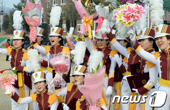 (대전=뉴스1) 장수영 기자 = 20일 대전시 유성구 자운대 국군간호사관학교에서 열린 54기 졸업식에서 졸업생도들이 기념촬영을 하고 있다.이번 졸업생도는 내달 6일 계룡대에서 소위 …