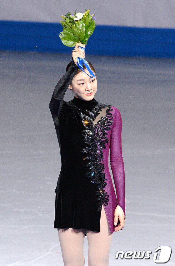 본문 이미지 - '피겨 여왕' 김연아가 21일(한국시간) 러시아 소치 해안 클러스터 아이스버그 스케이팅 팔라스 경기장에서 열린 프리 스케이팅 경기 후 플라워 세레머니를 하고 있다. 김연아는 144.19점을 받아 전날 쇼트에서 받은 74.92점을 합산해 총점 219.11점으로 러시아의 소트니코바에 이어 은메달을 차지했다. 2014.2.21/뉴스1 © News1 (소치(러시아)=뉴스1) 이동원 기자