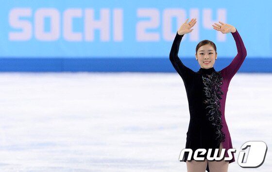 본문 이미지 - &#39;피겨 여왕&#39; 김연아가 21일&#40;한국시간&#41; 러시아 소치 해안 클러스터 아이스버그 스케이팅 팔라스 경기장에서 열린 프리 스케이팅 경기를 마친 뒤 밝은 표정을 보이고 있다. 2014.2.21/뉴스1 © News1 &#40;소치&#40;러시아&#41;=뉴스1&#41; 이동원 기자