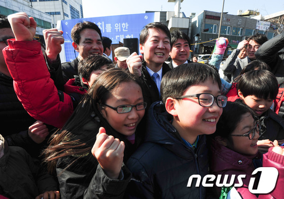 (수원=뉴스1) 이성래 인턴기자 = 새정치연합 창당준비위 안철수 중앙운영위원장이 21일 오후 경기 수원시 지동시장에서 열린 경기도민과의 간담회에서 어린이들과 함께 '파이팅'을 외치 …