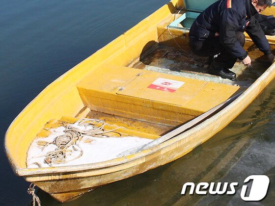 본문 이미지 - 양구우체국 김동훈 집배원이 양구읍 상무룡리 우편물 배달을 위해 파로호 월명리선착장에 세워진 배의 시동을 걸고 있다.&#40;강원지방우정청 제공&#41;.2014.2.21/뉴스1 © News1   권혜민 기자