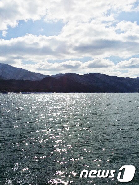본문 이미지 - 화천댐을 막아 생긴 양구군 파로호..&#40;강원지방우정청제공&#41;.2014.2.21/뉴스1 © News1   권혜민 기자