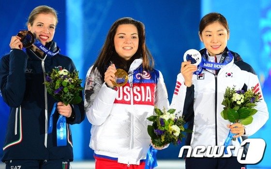 &#39;피겨여왕&#39; 김연아가 22일&#40;한국 시간&#41; 러시아 소치 해안클러스터의 올림픽 파크 내 메달 프라자에서 열린 피겨 여자 싱글 시상식에서 은메달을 목에 걸고 환하게 미소짓고 있다. 1위 아델리나 소트니코바&#40;러시아&#41;,2위 김연아&#40;대한민국&#41;,3위 카롤리나 코스트너&#40;이탈리아&#41;2014.2.22/뉴스1 DB