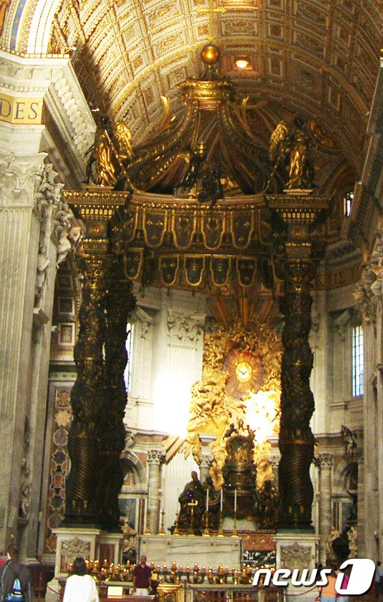 본문 이미지 - 성 베드로 대성당 내부 중앙 제대 및 성 베드로 사도좌.(천주교 서울대교구 제공(© News1   