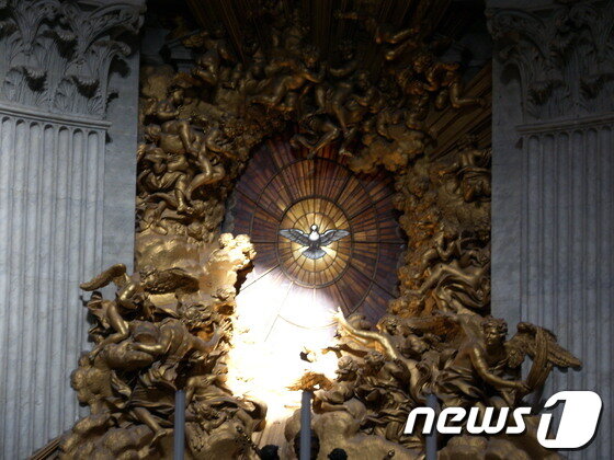 본문 이미지 - 성 베드로 사도좌.(천주교 서울대교구 제공)© News1   