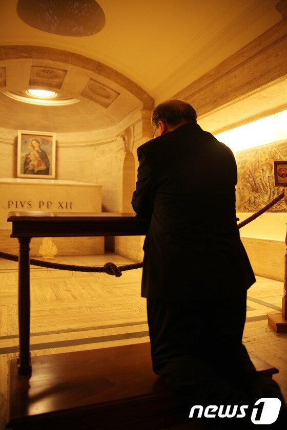 본문 이미지 - 2012년 팔리움 수여를 위해 방문한 성베드로 대성당에서 베드로의 무덤을 찾아 기도하는 염추기경(당시 대주교, 천주교 서울대교구 제공)© News1  