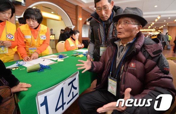 본문 이미지 - 2차 남북 이산가족 상봉행사를 하루 앞둔 22일 강원도 속초 한화콘도에서 남측 상봉 대상자 주정환씨가 이산가족 등록을 하고 있다. 2014.2.22/뉴스1 © News1   사진공동취재단