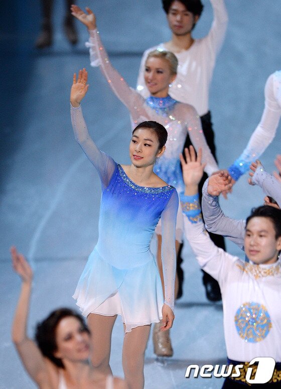 본문 이미지 - '피겨여왕' 김연아가 23일(한국시간) 러시아 소치의 아이스버그 스케이팅 팰리스에서 열린 피겨스케이팅 갈라쇼 무대를 마친 후 각국의 선수들과 함께 피날레 무대를 장식하고 있다.2014.2.23/뉴스1 © News1   ( 소치(러시아)=뉴스1) 이동원 기자
