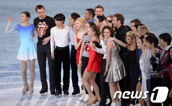 본문 이미지 - '피겨여왕' 김연아가 23일(한국시간) 러시아 소치의 아이스버그 스케이팅 팰리스에서 열린 피겨스케이팅 갈라쇼 무대를 마친 후 차기 올림픽 개최지인 평창을 상징하는 로고와 함께 피날레를 장식하고 있다.2014.2.23/뉴스1 © News1   ( 소치(러시아)=뉴스1) 이동원 기자