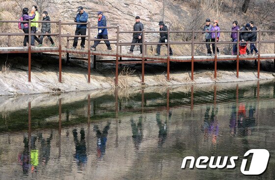 본문 이미지 - 봄기운 만끽하며 산행 즐기는 등산객들.(자료사진)/뉴스1 DB