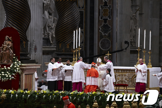 (서울=뉴스1) = 염수정 추기경이 22일(한국시간) 바티칸 성 베드로 대성당에서 열린 추기경서임식에서 프란치스코 교황으로부터 비레타(biretta: 성부, 성자, 성령의 삼위를 …