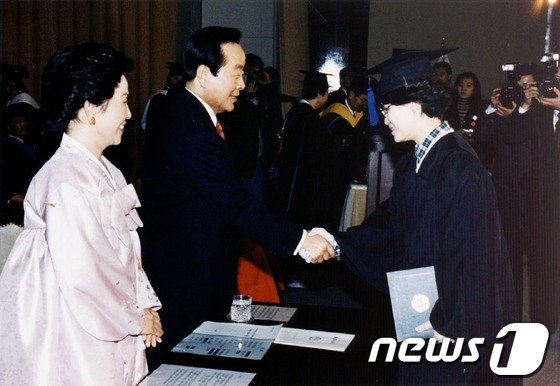본문 이미지 - 1995년 김영삼 전 대통령이 이화여대 졸업식에 참석한 모습. (국가기록원 제공) 2014.2.24/뉴스1
