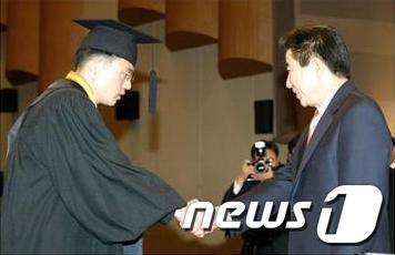 본문 이미지 - 2004년 노무현 전 대통령이 카이스트 졸업식에 참석한 모습. (국가기록원 제공) 2014.2.24/뉴스1