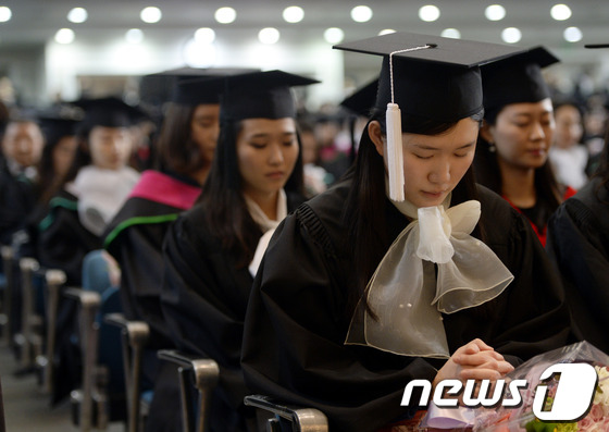(서울=뉴스1) 안은나 기자 = 24일 오후 서울 서대문구 대현동 이화여자대학교 대강당에서 열린 2013학년도 전기 학위수여식에서 졸업생들이 기도를 하고 있다. 2014.2.24/ …