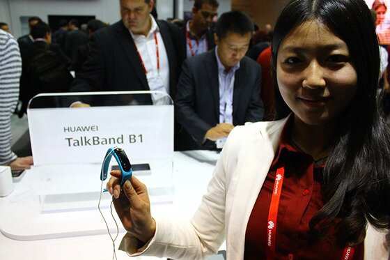 본문 이미지 - 'MWC 2014' 전시회내 화웨이 부스에서 도우미가 웨어러블 기기인 '토크밴드1'을 소개하고 있다. 허재경기자 © News1  