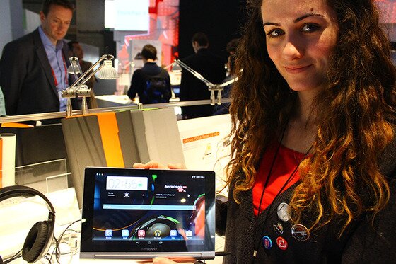 본문 이미지 - 'MWC 2014' 전시회에 마련된 레노버 부스에서 도우미가 요가 태블릿 신제품에 대해 설명하고 있다. 허재경기자 © News1  