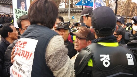 본문 이미지 - 민주노총 쌍용차지부 조합원들과 어버이연합 등 보수단체 회원들이 25일 서울 중구 대한문 앞에서 몸싸움을 벌이자 경찰이 제지에 나섰다. © News1 홍우람 기자  