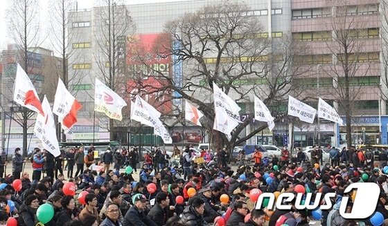 본문 이미지 - 25일 박근혜 정부 출범 1주년을 맞아 대전지역에서도 민주노총 국민파업대회가 열렸다. 이날 서대전시민공원에서 열린 집회에는 대전지역 50여개 단체 500여명이 참여했다. © News1 박영문 기자 