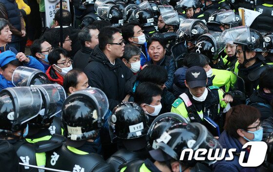 본문 이미지 - 박근혜 정부 출범 1주년인 25일 오후 서울광장에서 열린 '박근혜 정권 1년 이대로는 못 살겠다' 2.25 국민파업대회에서 행진에 나선 참가자들이 을지로 인근 골목에서 경찰과 충돌하고 있다.2014.2.25/뉴스1 © News1 오대일 기자