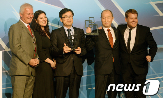 (바르셀로나(스페인)=뉴스1) 박세연 기자 = 오성목 KT 네트워크 부문장(오른쪽 두번째부터), 최진성 SK텔레콤 ICT기술원장이 25일(현지시간) 스페인 바르셀로나 피라그란비아에 …