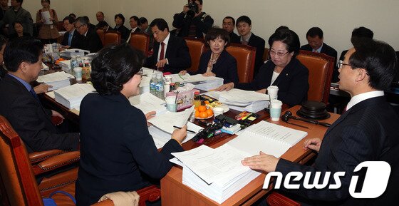 본문 이미지 - 공영방송 지배구조 개선 등을 둘러싼 여야 이견으로 6개월째 '입법 제로(0)'를 기록한 미래창조과학방송통신위원회가 26일 오전 서울 여의도 국회에서 법안심사소위원회를 열고 조해진 소위원장과 여야 의원들이 법안을 심사하고 있다. 2014.2.26/뉴스1 © News1 허경 기자