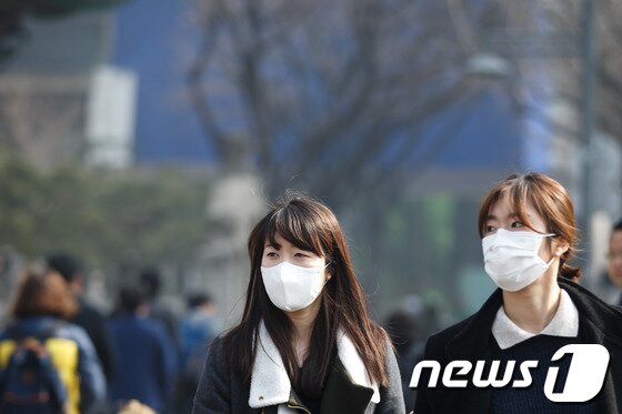 본문 이미지 - 수도권 미세먼지 농도가 &#39;나쁨&#39;&#40;일평균 121~200㎍/㎥&#41;을 나타낸 26일 오전 서울 광화문광장에서 시민들이 마스크를 쓴 채 발걸음을 재촉하고 있다.기상청 관계자는 