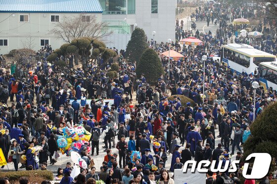 본문 이미지 - 서울대학교 제68회 학위수여식이 열린 26일 오후 서울 관악구 서울대 체육관 앞이 졸업생들과 가족들로 붐비고 있다. © News1 유승관 기자