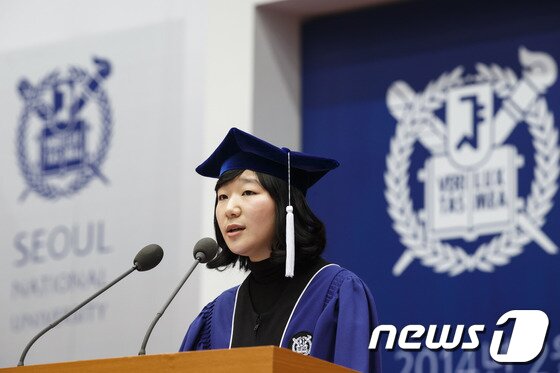 본문 이미지 - 서울대 학군단(ROTC) 첫 여성 장교후보생인 최주연씨(독어교육과)가 26일 오후 서울 관악구 서울대 체육관에서 열린 제68회 학위수여식에서 졸업생 대표 연설을 하고 있다. © News1 유승관 기자