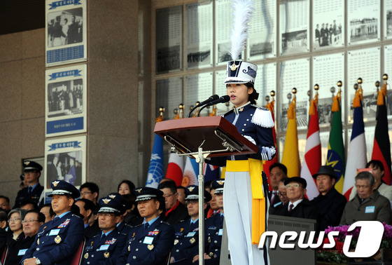 (청원=뉴스1) 김용빈 기자 = 수석졸업 정지수(23·여) 생도가 27일 오후 충북 청원군 공군사관학교에서 열린 제 62기 졸업 및 학위수여식에서 졸업생 답사를 하고 있다. 201 …