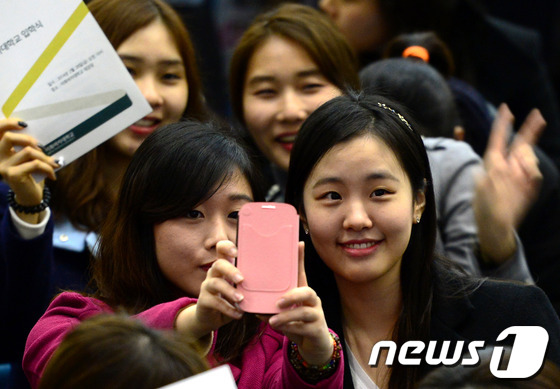 (서울=뉴스1) 박정호 기자 = 28일 오전 서울 서대문구 대현동 이화여자대학교 대강당에서 열린 2014학년도 신입생 입학식에서 신입생들이 기념사진을 찍고 있다.EGPP는 이화여대 …