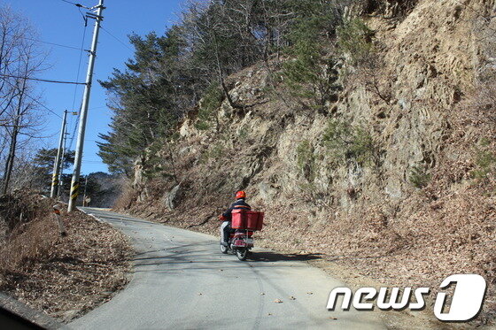 본문 이미지 - 이완수 집배원이 강릉 부연마을로 가려면 구불구불한 전후재를 지나야 한다.&#40;강원지방우정청 제공&#41;.2014.2.28/뉴스1 © News1  권혜민 기자