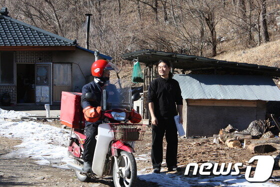 본문 이미지 - 이완수 집배원과 강릉 부연마을 주민의 화기애애한 모습&#40;강원지방우정청 제공&#41; © News1  권혜민 기자