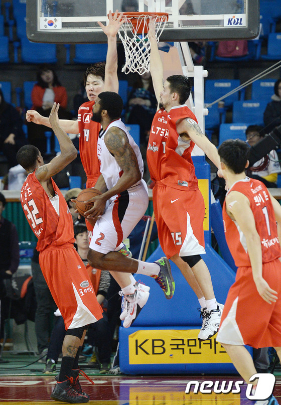 (서울=뉴스1) 손형주 기자 = 28일 오후 서울 잠실학생체육관에서 열린 KB국민카드 2013-2014 프로농구 서울 SK와 안양 KGC 인삼공사의 경기에서 KGC 숀 에반스 선수 …