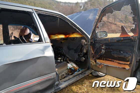본문 이미지 - 홍천경찰서는 3일 오후 2시 5분께 홍천군 남면 유목정리의 한 공터에 주차된 차량 운전석에서 불에 타 숨져 있는 김모씨&#40;81·경기 안양&#41;를 발견했다고 밝혔다.&#40;홍천소방서 제공&#41;© News1 이예지 기자  