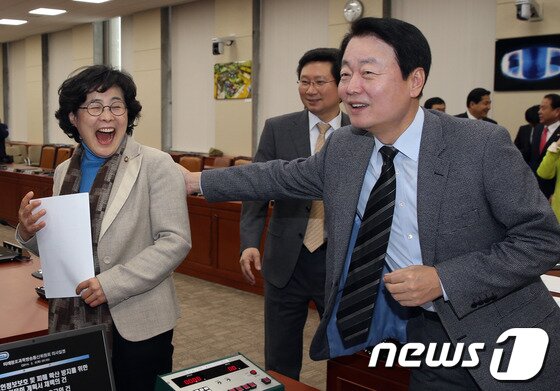 본문 이미지 - 6일 오전 서울 여의도 국회에서 열린 미래창조과학방송통신위원회 전체회의를 마친 뒤 한선교 위원장과 한선교 위원장(오른쪽)과 유승희 민주당 간사가 대화를 나누고 있다. 이날 회의에서는 개인정보보호 및 피해 확산 방지를 위한 입법청문회 계획서를 채택했다. 2014.2.6/뉴스1
