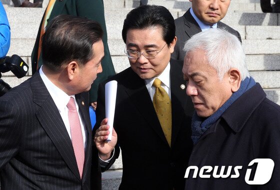 본문 이미지 - 김한길 민주당 대표와 전병헌 원내대표가 7일 오전 서울 여의도 국회본청 계단에서 열린 특검촉구 및 김용판 부실수사 규탄대회를 마친 뒤 이윤석 수석대변인(왼쪽)과 대화를 나누고 있다. 2014.2.7/뉴스1 © News1 허경 기자