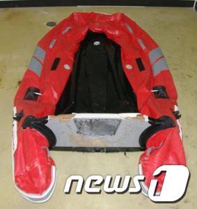 본문 이미지 - 일본 내각부 소속 공무원 S씨의 시신과 함께 일본 기타큐슈 해안에서 발견된 고무보트./사진=제7관구해상보안본부 © News1 