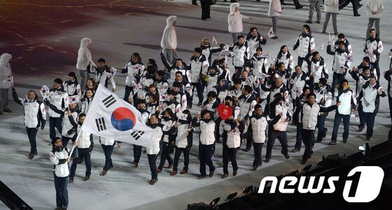 본문 이미지 - 2014 소치 동계올림픽 개막식 대한민국 선수단 입장 장면. /뉴스1 DB ⓒ News1
