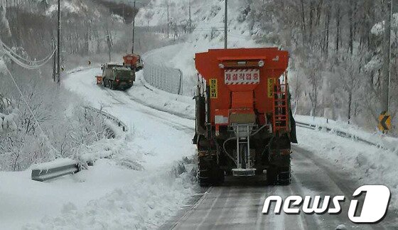 본문 이미지 - 8일 포항시가 기북면과 죽장면을 연결하는 국지도 921호선 제설차량을 투입해 도로를 뜷고 있다./사진제공=포항시© News1 