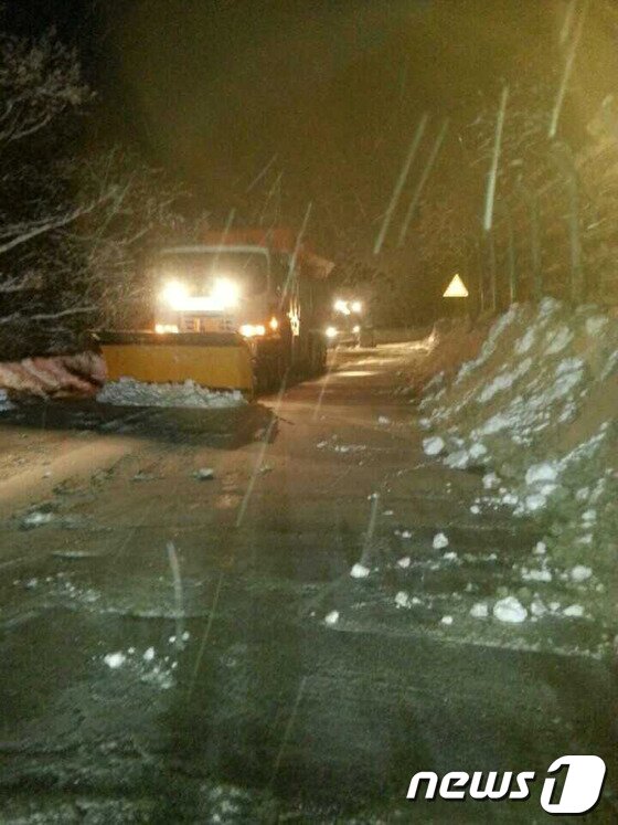 본문 이미지 - 8일 오후 포항시가 북구 기북면과 죽장면을 연결하는 성법제에 대한 제설작업을 하고 있다./사진제공=포항시© News1 
