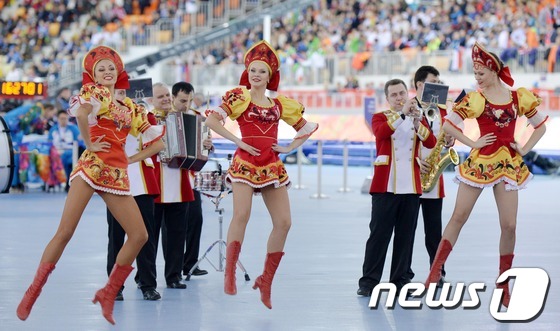 (소치(러시아)=뉴스1) 이동원 기자 = 9일(한국시간) 러시아 소치 아들러 아레나 스케이팅 센터에서 열린 스피드스케이팅 여자 3,000m 경기에서 러시아 전통 의상을 입은 무용단 …