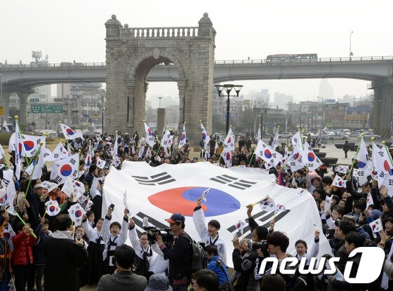 본문 이미지 - 제95주년 3.1절인 1일 오전 서울 독립문 앞에서 시민들이 태극기를 흔들며 대한독립만세를 외치고 있다. 2014.3.1 ⓒ News1