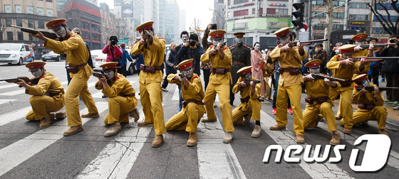 (서울=뉴스1) 유승관 기자 = 제95주년 3.1절인 1일 서울 종로구 남인사마당에서 열린 '3·1 만세의 날 거리축제'에서 일본군 복장을 한 참가자들이 행진을 하고 있다. 201 …