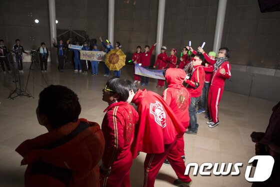 본문 이미지 - 정연두 작 '크레용 팝 스페셜'(.삼성미술관 플라토 제공)© News1 