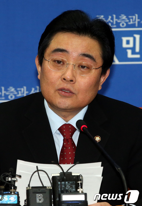 (서울=뉴스1) 이광호 기자 = 전병헌 민주당 원내대표가 11일 오전 서울 여의도 국회에서 열린 원내대책회의에 참석해 "사상 초유의 국정원 증거조작사건에 대한 박근혜 대통령의 대처 …