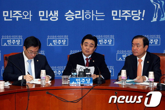 (서울=뉴스1) 이광호 기자 = 전병헌 민주당 원내대표가 11일 오전 서울 여의도 국회에서 열린 원내대책회의에 참석해 "사상 초유의 국정원 증거조작사건에 대한 박근혜 대통령의 대처 …